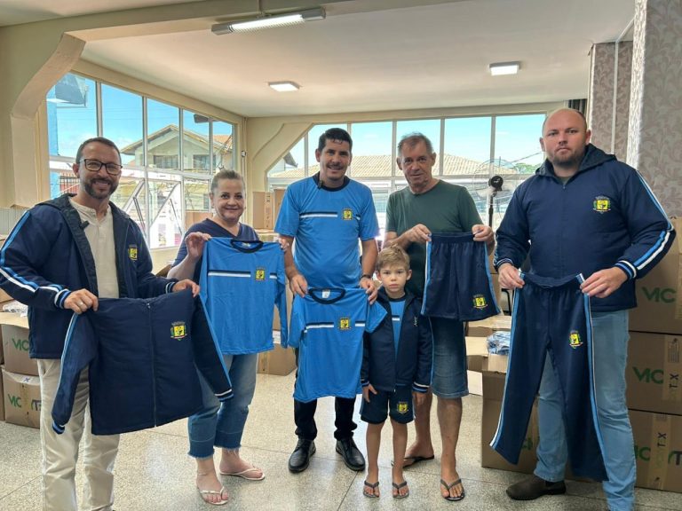 Prefeito e autoridades participaram da entrega dos uniformes. Foto: Assessoria de Imprensa/Prefeitura de Agudos do Sul