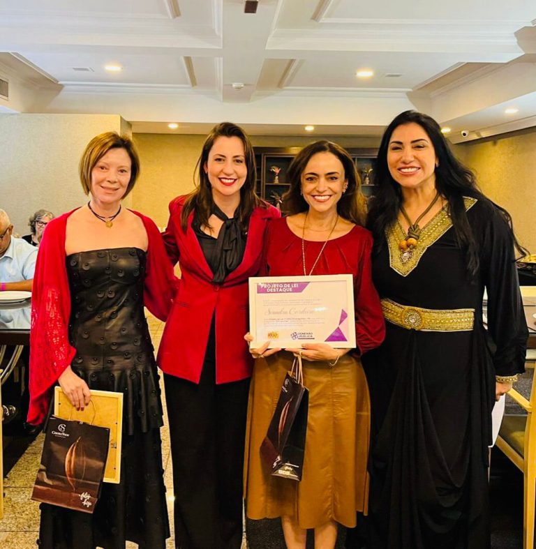 Vereadora de Piên, acompanhada por autoridades, recebendo o reconhecimento no Congresso. Foto: Divulgação