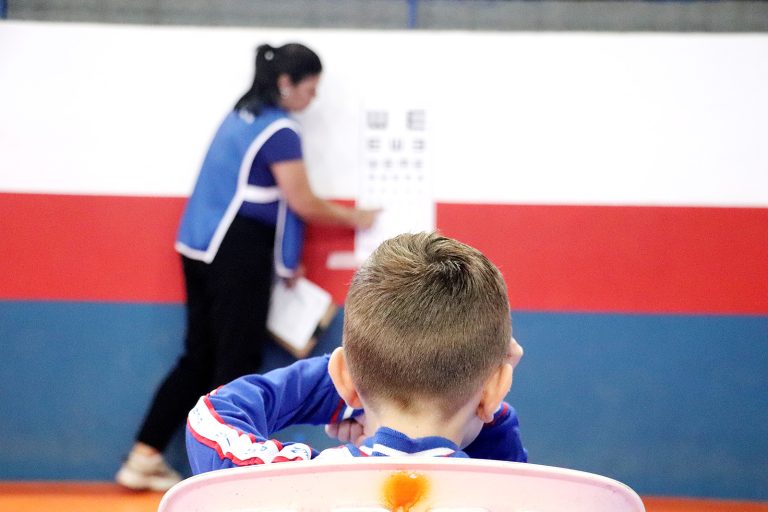 Alunos estão sendo atendidos pelo programa Bons Olhos Paraná. Foto: Assessoria de Imprensa/Prefeitura de Piên