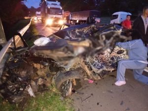 Automóvel ficou completamente destruído no acidente. Foto: Divulgação