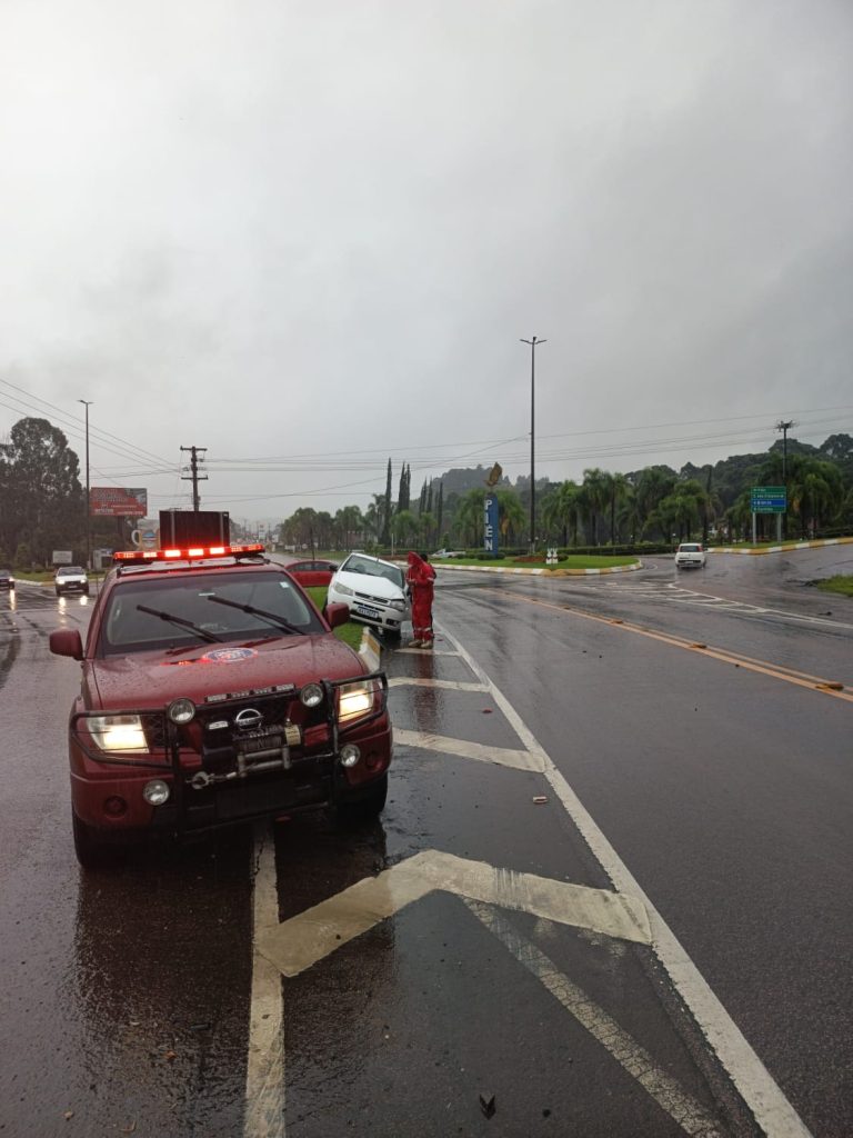 Corpo de Bombeiros atendeu colisão em Piên. Foto: Divulgação/Corpo de Bombeiros