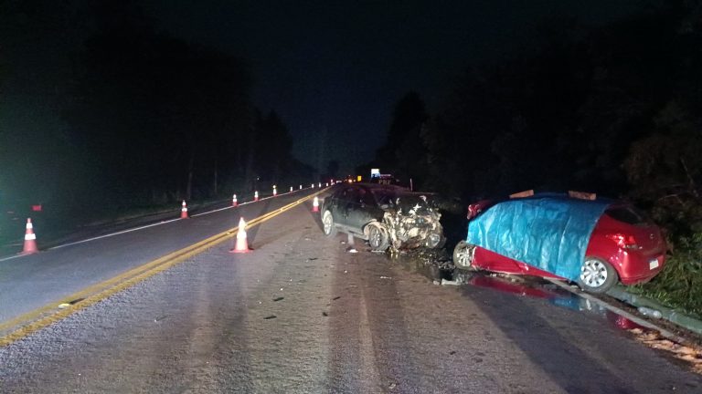 Dois automóveis se envolveram na colisão. Foto: Divulgação/PRF