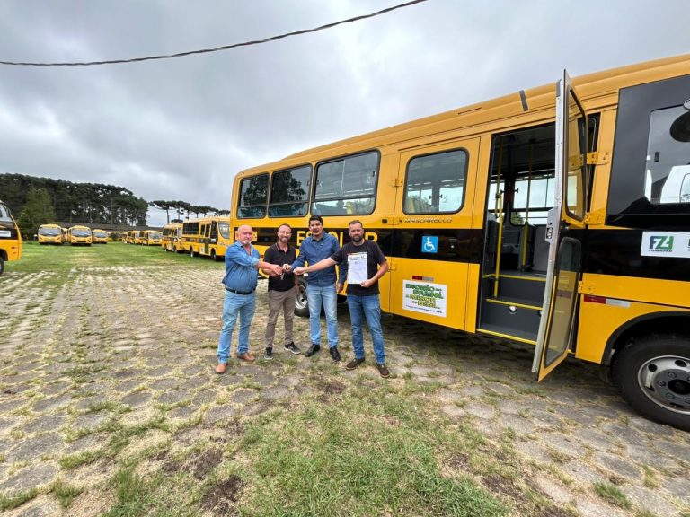 Prefeito e autoridades receberam o veículo. Foto: Assessoria de Imprensa/Prefeitura de Agudos do Sul