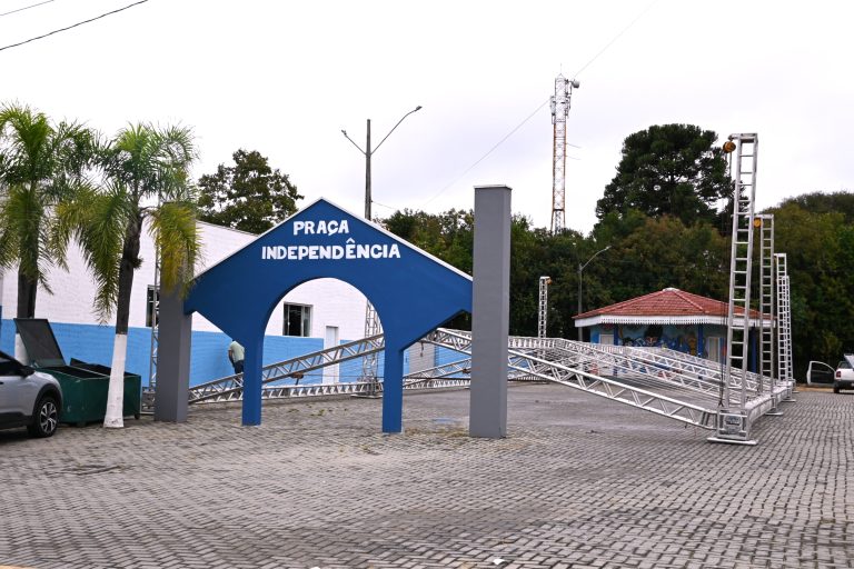Estrutura para a festa está sendo montada na Praça da Independência. Foto: Assessoria de Imprensa/Prefeitura de Contenda