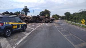 Grave acidente envolveu dois caminhões na BR-476. Foto: Divulgação/PRF