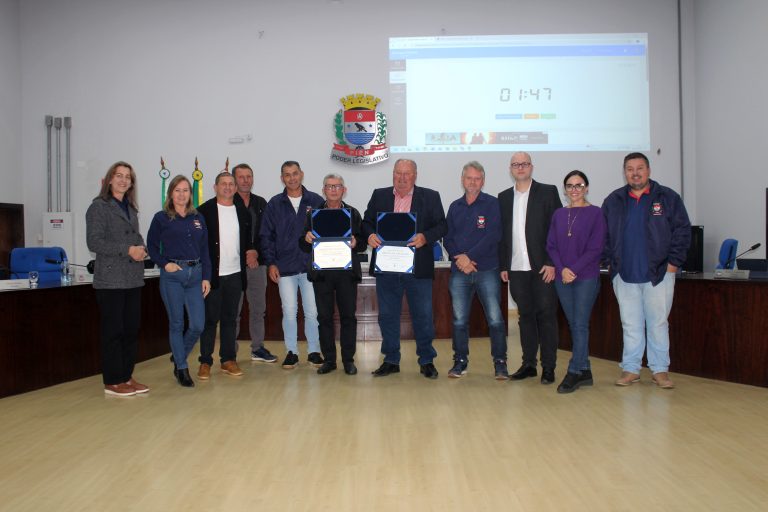 Moções foram entregues pelos vereadores de Piên a Ney Ciupka e Jair Pires. Foto: Arquivo/O Regional