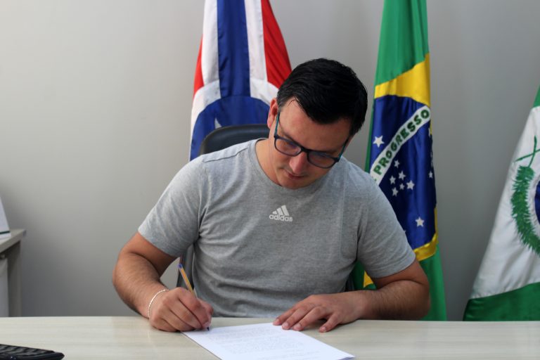 Prefeito Maicon Grosskopf assinou contrato para obras da Supercreche. Foto: Arquivo/O Regional