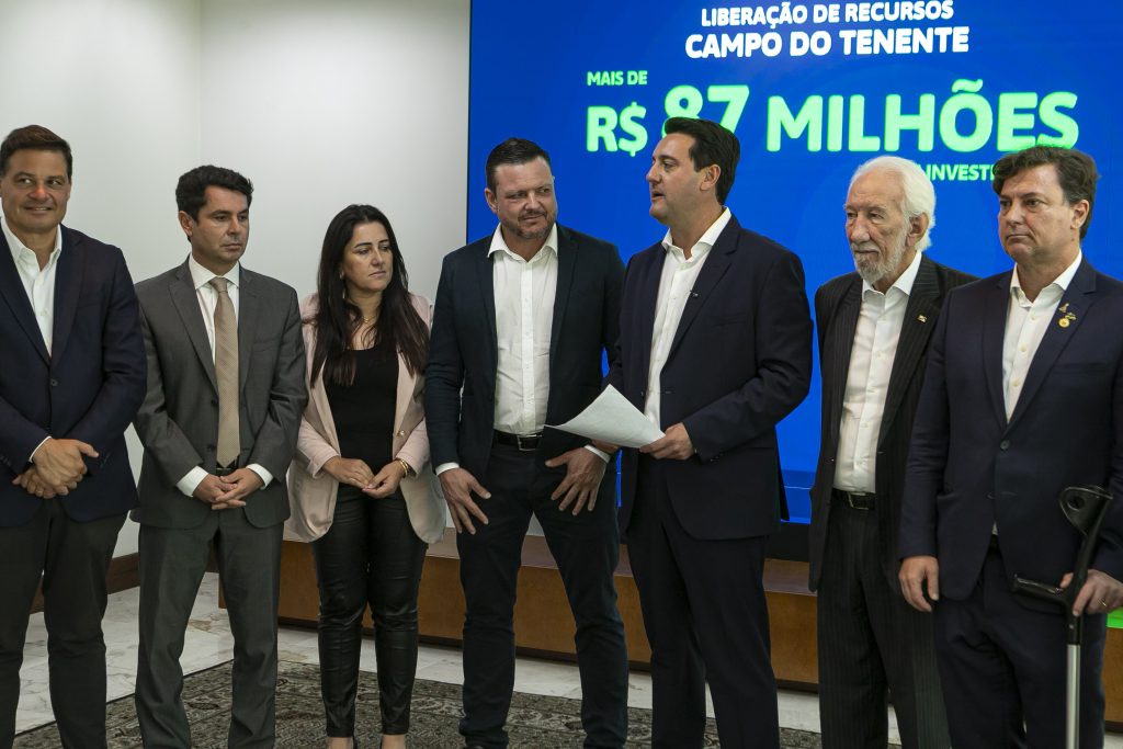 Prefeito e vice de Campo do Tenente participaram do anúncio junto ao governador e demais autoridades. Foto: Roberto Ddziura/AEN