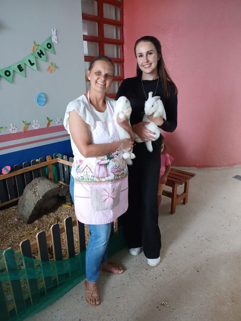 Professora e monitora que atuaram no projeto da Toca do Coelho. Foto: Divulgação/Cmei Gotinhas do Saber
