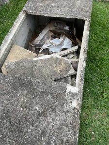 Túmulo quebrado no cemitério de Piên. Foto: Divulgação