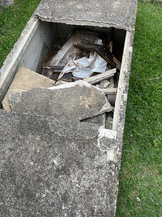 Túmulo quebrado no cemitério de Piên. Foto: Divulgação
