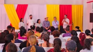 Autoridades participaram do evento para entrega dos cartões. Foto: Assessoria de Imprensa/Prefeitura de Quitandinha