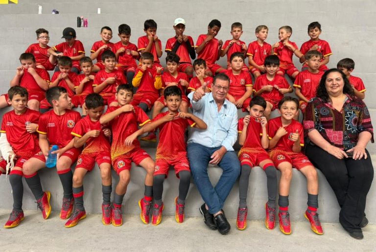 Prefeito participou da entrega dos kits aos alunos. Foto: Assessoria de Imprensa/Prefeitura de Quitandinha