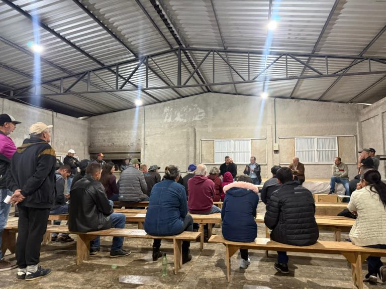 Moradores acompanharam o detalhamento do projeto para pavimentar a estrada. Foto: Assessoria de Imprensa/Prefeitura de Quitandinha