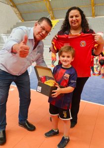 Prefeito participou da entrega dos kits aos alunos. Foto: Assessoria de Imprensa/Prefeitura de Quitandinha