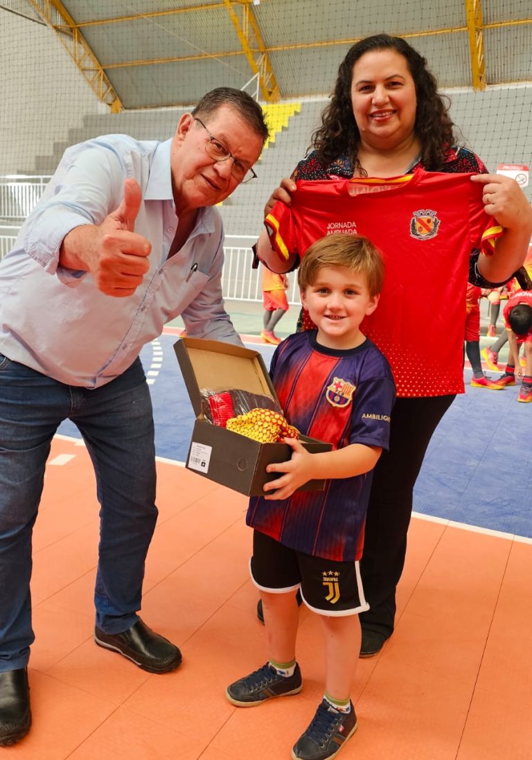Prefeito participou da entrega dos kits aos alunos. Foto: Assessoria de Imprensa/Prefeitura de Quitandinha
