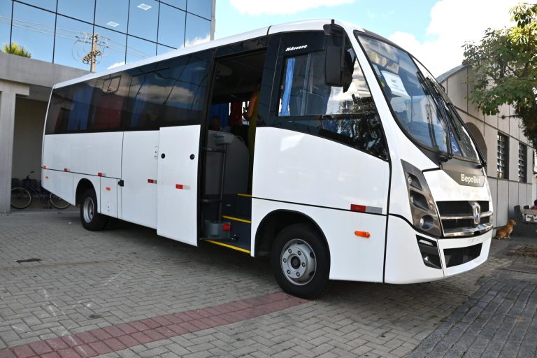 Veículo reforça a frota da saúde do município. Foto: Assessoria de Imprensa/Prefeitura de Contenda