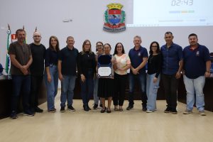 Homenageada e vereadores na câmara. Foto: Assessoria de Imprensa/Câmara de Vereadores de Piên