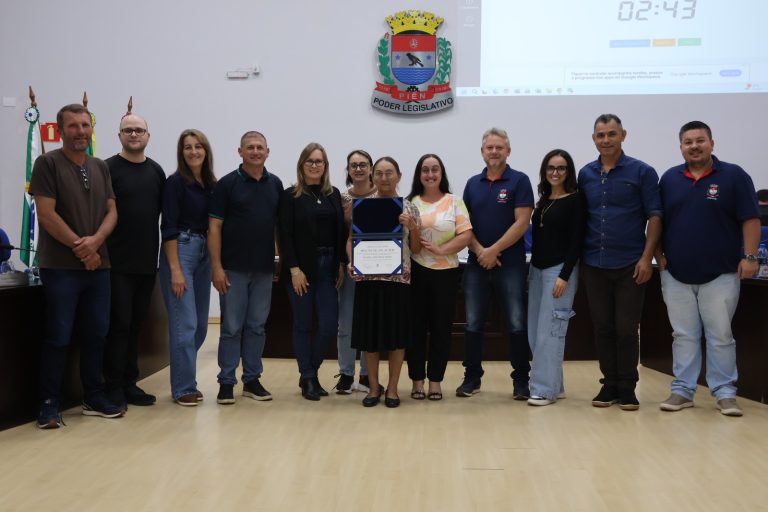 Homenageada e vereadores na câmara. Foto: Assessoria de Imprensa/Câmara de Vereadores de Piên