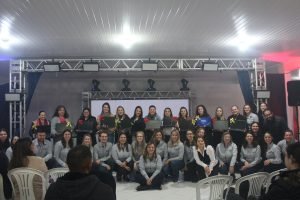Diretoras e equipe da secretaria de Educação durante a entrega dos aparelhos. Foto: O Regional
