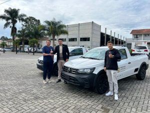 Prefeito realizou a entrega dos veículos. Foto: Assessoria de Imprensa/Prefeitura de Agudos do Sul