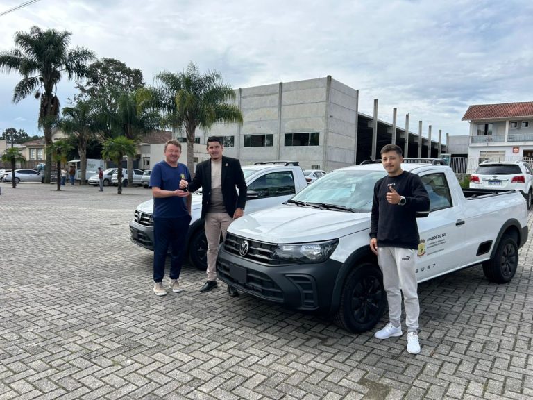 Prefeito realizou a entrega dos veículos. Foto: Assessoria de Imprensa/Prefeitura de Agudos do Sul