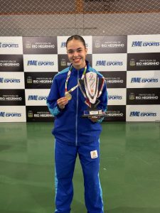 Lara garantiu troféu e medalha na competição catarinenses pelo voleibol. Foto: Arquivo Pessoal