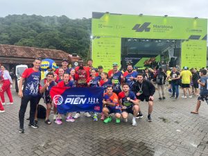 Membros da equipe junto ao vencedor da Meia Maratona no último sábado. Foto: Divulgação