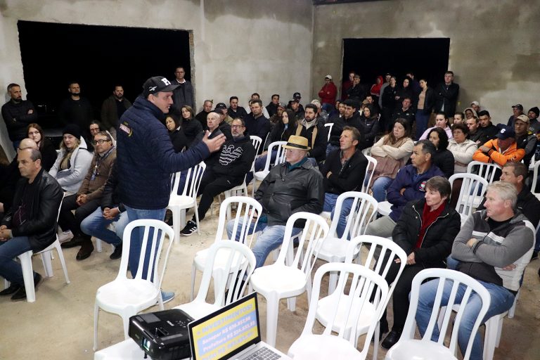 Autoridades e comunidade participaram da reunião. Foto: Assessoria de Imprensa/Prefeitura de Piên