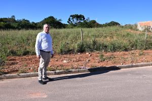 Prefeito Mostarda visitou o terreno onde será construída a nova creche. Foto: Assessoria de Imprensa/Prefeitura de Contenda