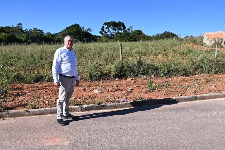 Prefeito Mostarda visitou o terreno onde será construída a nova creche. Foto: Assessoria de Imprensa/Prefeitura de Contenda