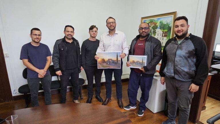 Prefeito e representantes de secretaria e empresa trataram da reforma do cemitério. Foto: Assessoria de Imprensa/Prefeitura de Rio Negro