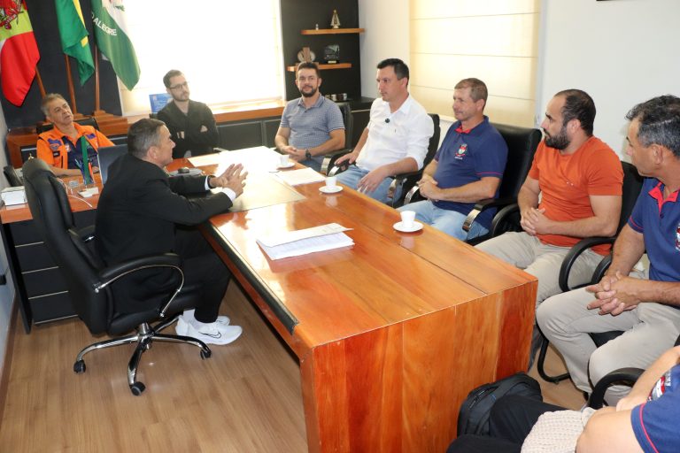 Prefeitos e demais autoridades estiveram reunidos para tratar sobre a obra da nova ponte. Foto: Assessoria de Imprensa/Prefeitura de Piên
