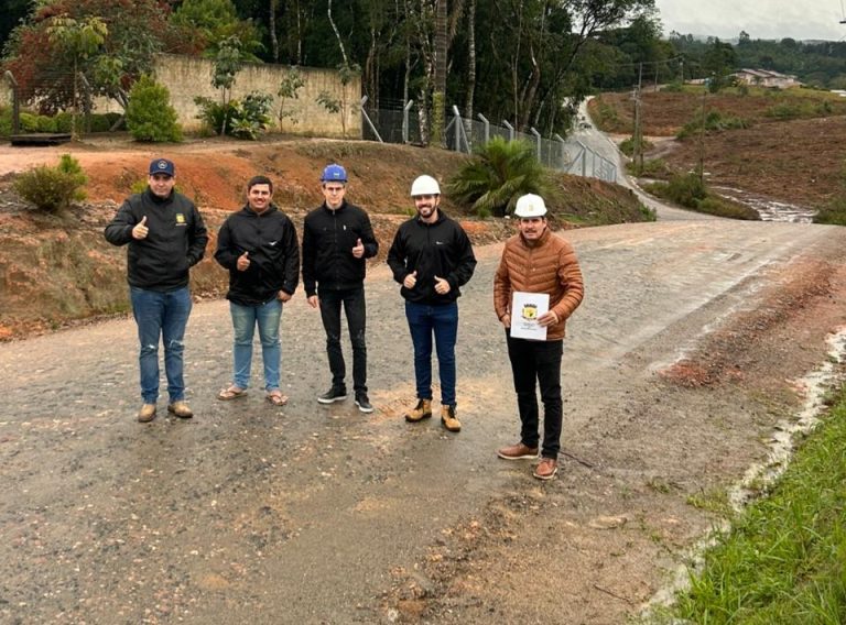 Representantes da municipalidade estiveram na localidade Lagoa dos Pretos que receberá pavimentação. Foto: Assessoria de Imprensa/Prefeitura de Agudos do Sul