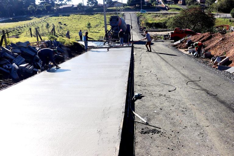 Rua Rio Preto está recebendo a aplicação do concreto. Foto: Assessoria de Imprensa/Prefeitura de Piên