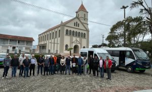 Autoridades participaram da entrega dos veículos. Foto: Asssessoria de Imprensa/Prefeitura de Agudos do Sul