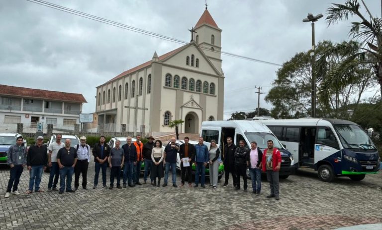 Autoridades participaram da entrega dos veículos. Foto: Asssessoria de Imprensa/Prefeitura de Agudos do Sul