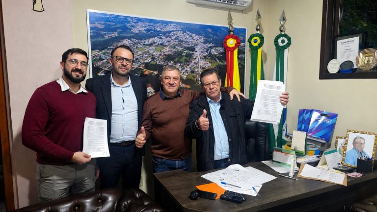 Membros da AMSULEP participaram da reunião em Quitandinha. Foto: Assessoria de Imprensa/Prefeitura de Quitandinha