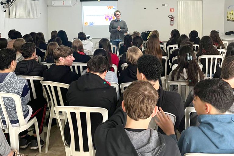 Alunos dos colégios estaduais participaram de palestras sobre o tema. Foto: Assessoria de Imprensa/Prefeitura de Piên