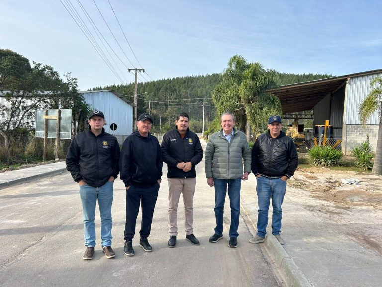 Deputado Luciano Ducci e representantes do município visitam obras. Foto: Assessoria de Imprensa/Prefeitura de Agudos do Sul