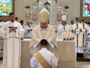 Dom Celso conferiu o sacramento da Ordem ao padre Lucas por meio da imposição das mãos e da oração consecratória. Foto: Diocese de São José dos Pinhais