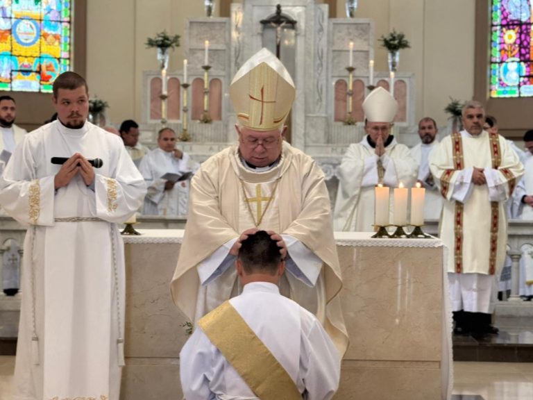 Dom Celso conferiu o sacramento da Ordem ao padre Lucas por meio da imposição das mãos e da oração consecratória. Foto: Diocese de São José dos Pinhais