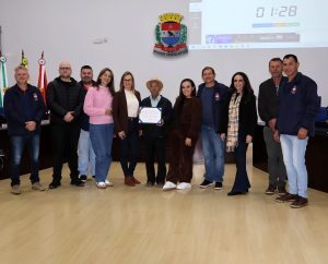 Hilário Pereira recebeu a homenagem da câmara pienense. Foto: Assessoria de Imprensa/Câmara de Piên