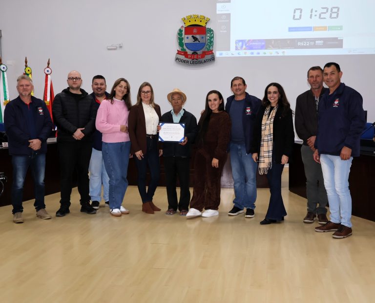 Hilário Pereira recebeu a homenagem da câmara pienense. Foto: Assessoria de Imprensa/Câmara de Piên