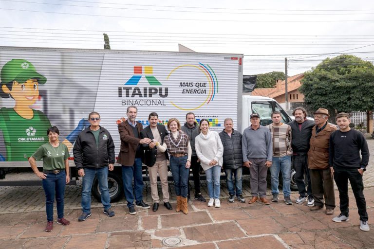 Equipe técnica da prefeitura acompanhou a entrega do veículo. Foto: Assessoria de Imprensa/Prefeitura de Agudos do Sul