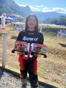 Kamilly garantiu dois troféus em etapa de velocross. Foto: Arquivo Pessoal