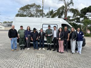 Nova ambulância foi entregue ao município. Foto: Assessoria de Imprensa/Prefeitura de Agudos do Sul