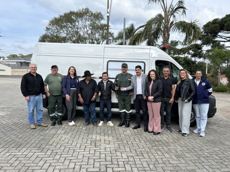 Nova ambulância foi entregue ao município. Foto: Assessoria de Imprensa/Prefeitura de Agudos do Sul