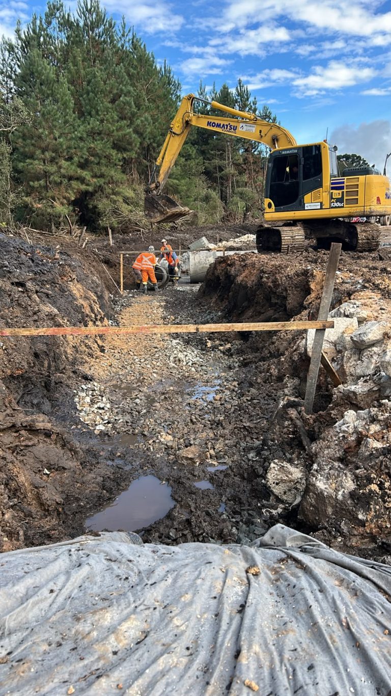 Nova drenagem é executada na obra de pavimentação. Foto: Assessoria de Imprensa/Prefeitura de Piên