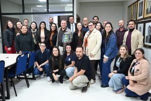 Prefeito e demais autoridades e servidores celebraram a premiação. Foto: Assessoria de Imprensa/Prefeitura de Contenda